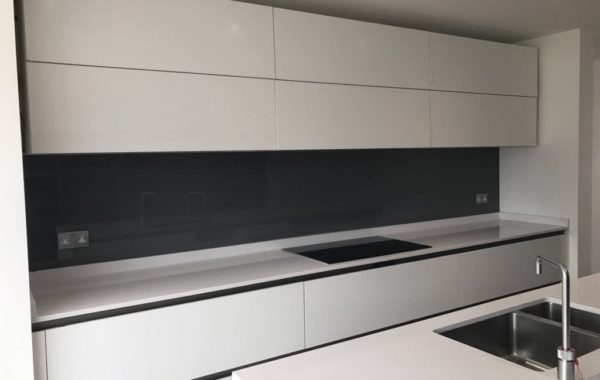 Gray kitchen splashback