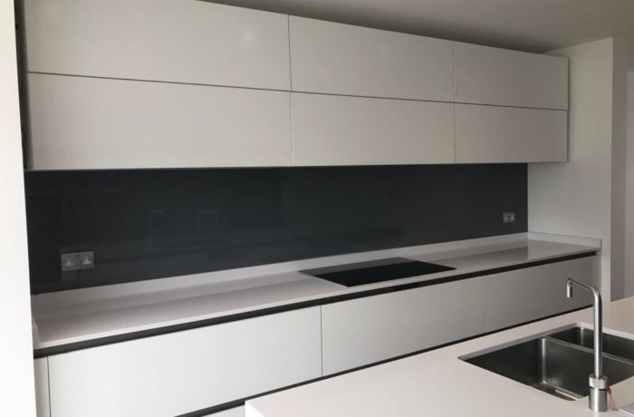 Gray kitchen splashback