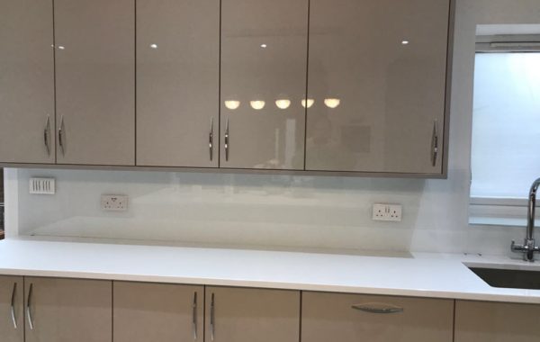 Gray kitchen splashback