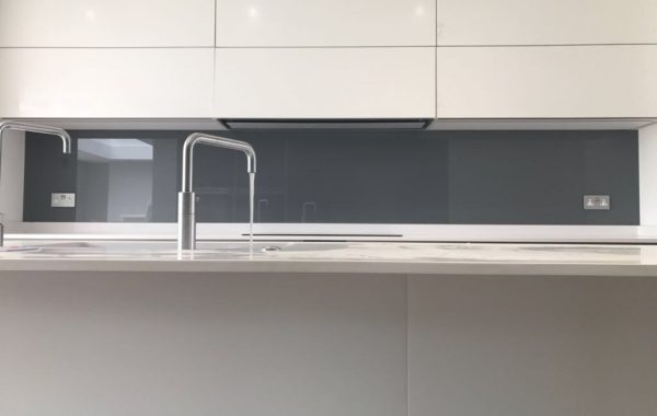 Gray kitchen splashback