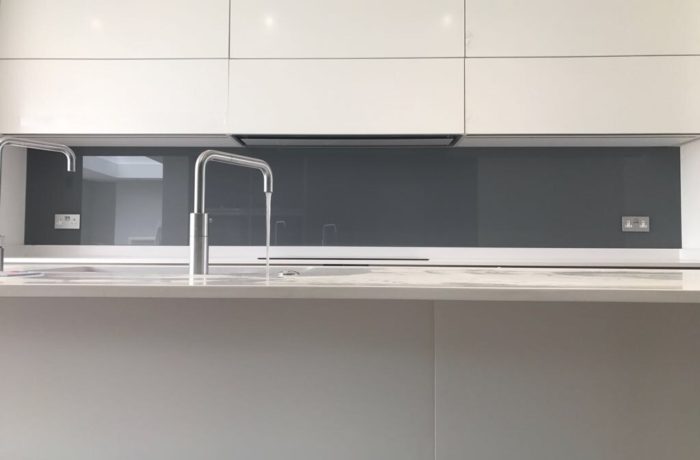 Gray kitchen splashback