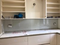 light gray kitchen splashback