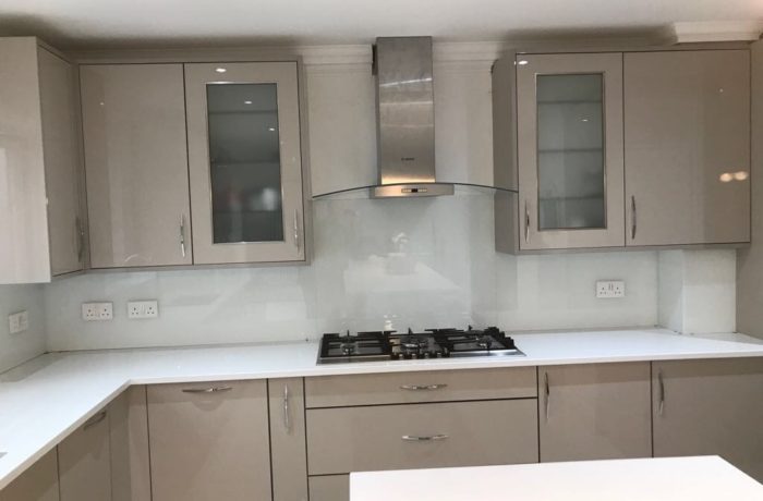 Gray kitchen splashback