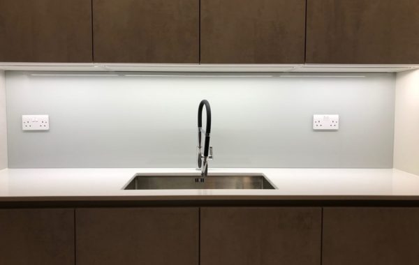 White glass kitchen splashback