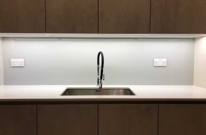 White glass kitchen splashback