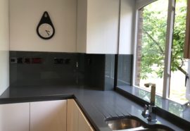 Gray kitchen splashback