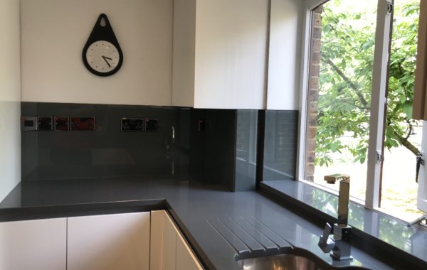 Gray kitchen splashback