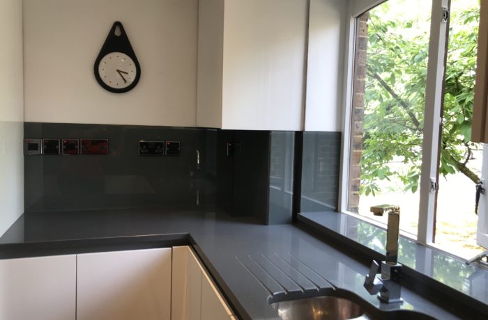 Gray kitchen splashback