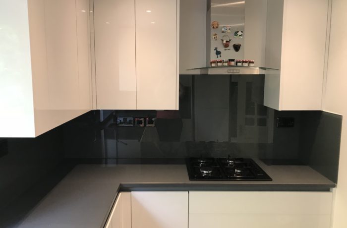 Gray kitchen splashback