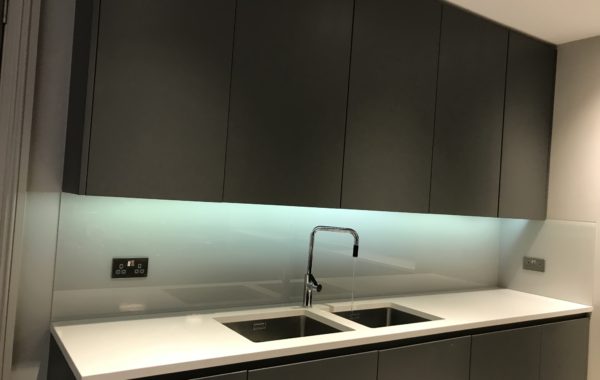 white kitchen splash back