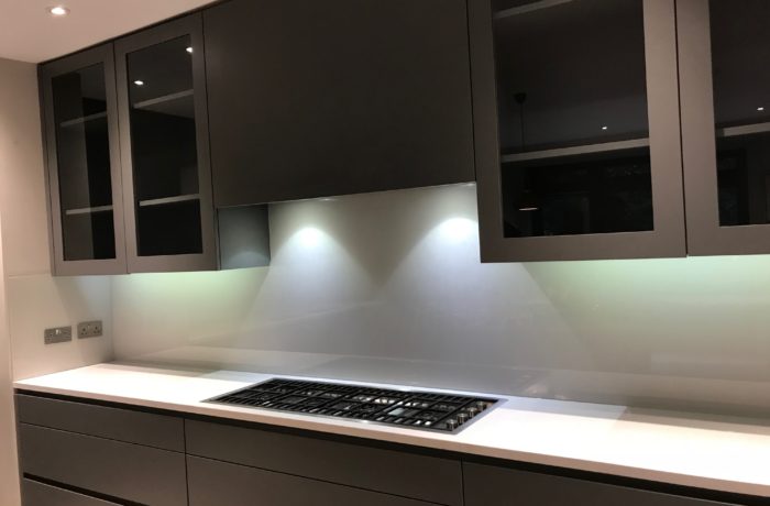 white kitchen splash back