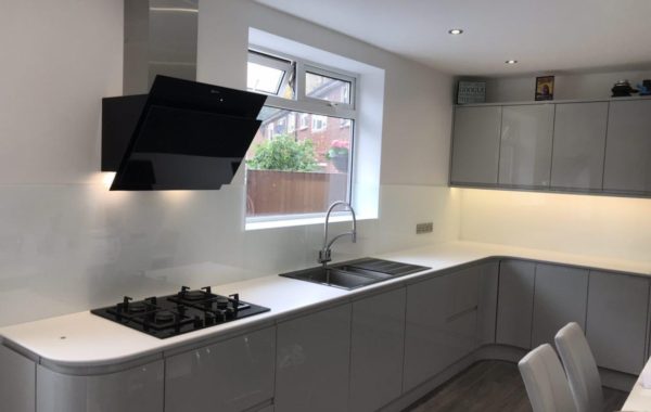 white kitchen splash back