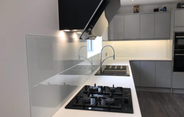 white kitchen splash back