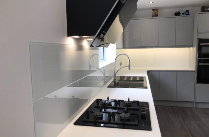 white kitchen splash back