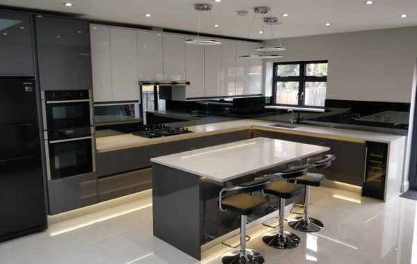 black kitchen splashback