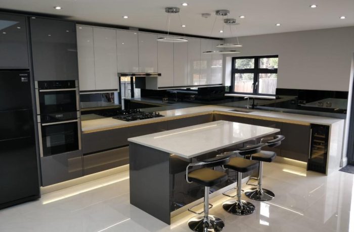 black kitchen splashback