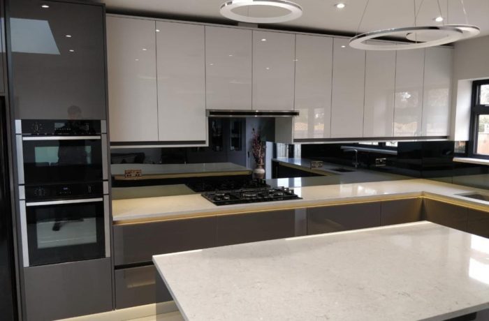 black kitchen splashback