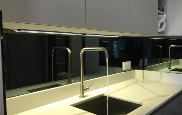 black kitchen splashback