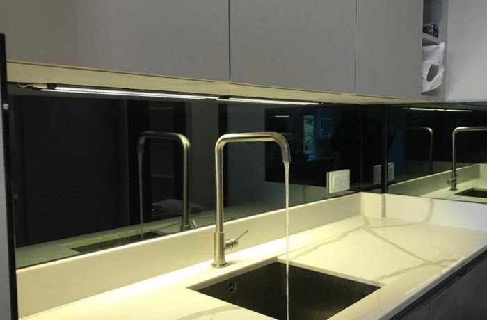 black kitchen splashback